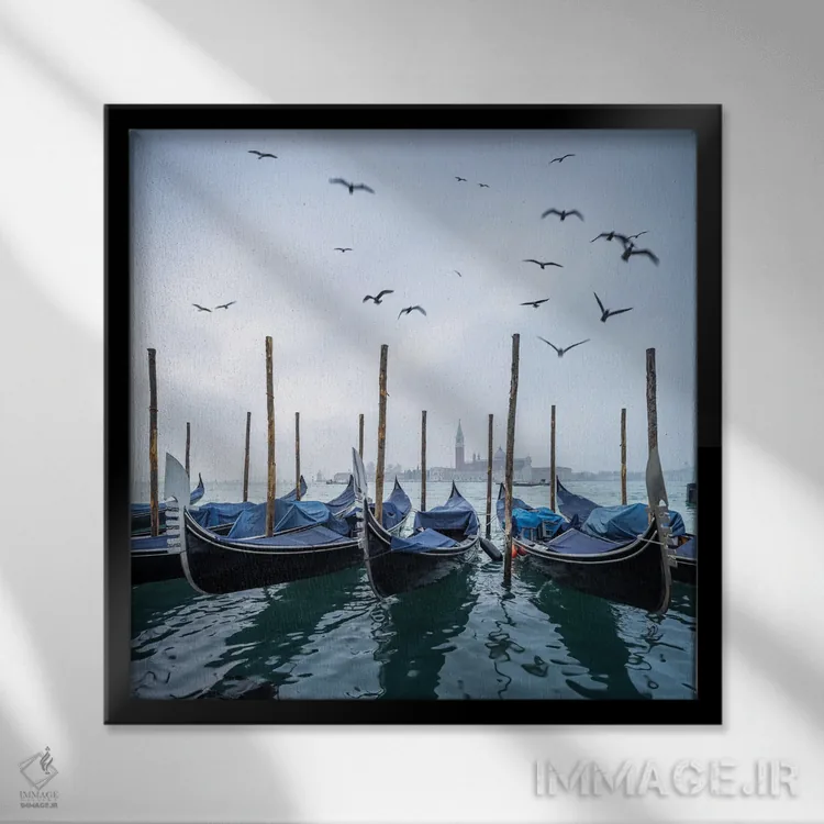 تابلو دکوراتیو Venice, Italy,جزیره سان جورجیو ماجیوره و گوندولاها در زمستان، و… اثر یان بکه - نمای قابدار مشکی