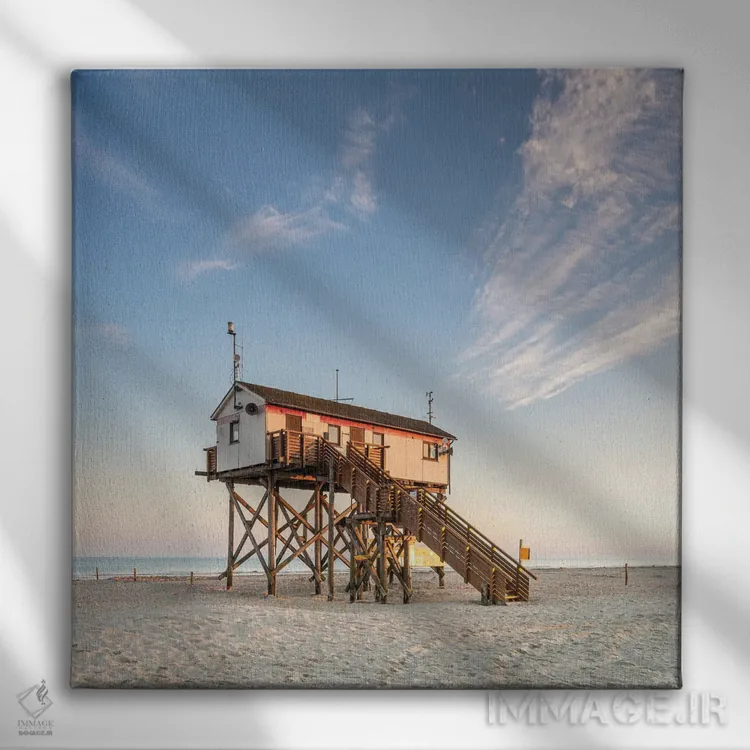 تابلو دکوراتیو Sankt Peter-Ording, Schleswig-Holstein, Germany,خانه چوبی روی پ… اثر یان بکه - نمای روبهرو روی دیوار