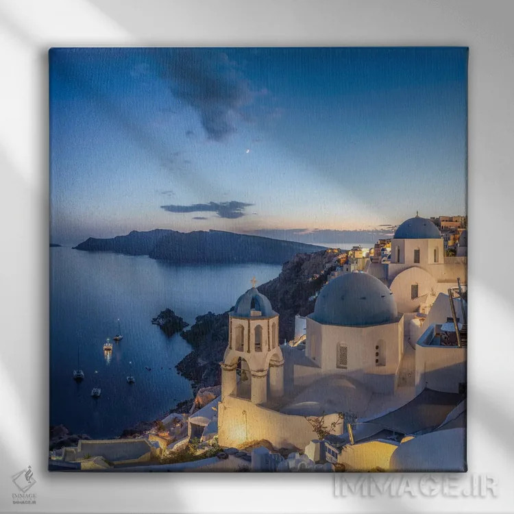 تابلو دکوراتیو Santorini, Greece,کلیسای گنبد آبی در اویا در غروب، سانتورینی، ی… اثر یان بکه - نمای روبهرو روی دیوار