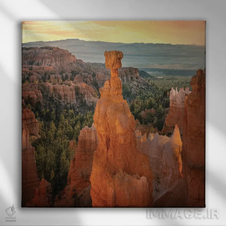 تابلو دکوراتیو چکش ثور در آفتاب اثر عکاسی جاناتان راس - نمای روبهرو روی دیوار