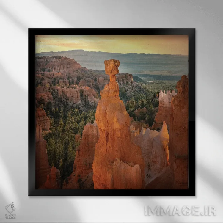 تابلو دکوراتیو چکش ثور در آفتاب اثر عکاسی جاناتان راس - نمای قابدار مشکی