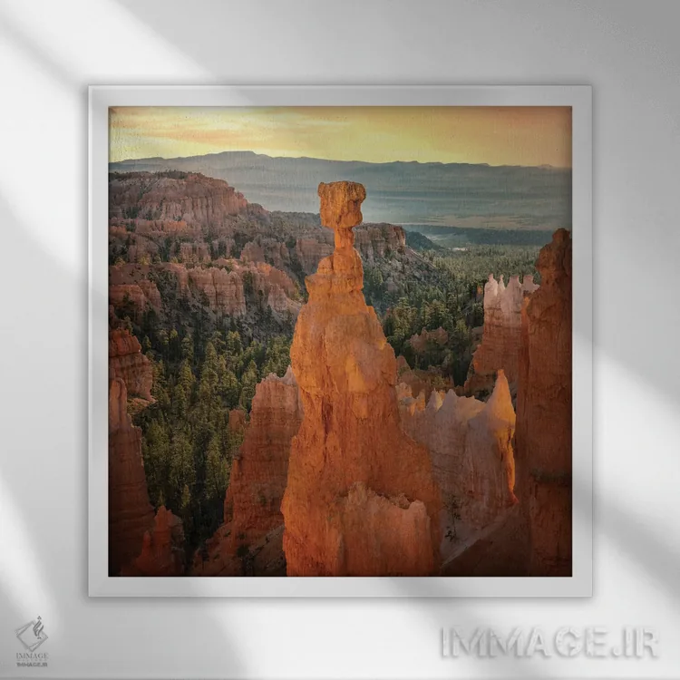 تابلو دکوراتیو چکش ثور در آفتاب اثر عکاسی جاناتان راس - نمای قابدار سفید