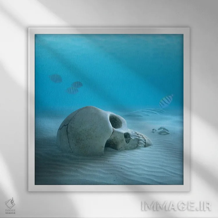 تابلو دکوراتیو جمجمه در کف شنی اقیانوس همراه با ماهی های کوچک که استخوا… اثر یوهان سوانپوئل - نمای قابدار سفید