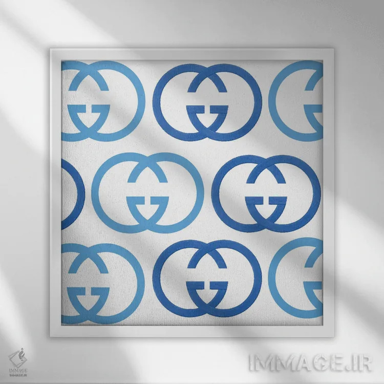 تابلو دکوراتیو لوگوی آبی گوچی اثر جولی شریبر - نمای قابدار سفید