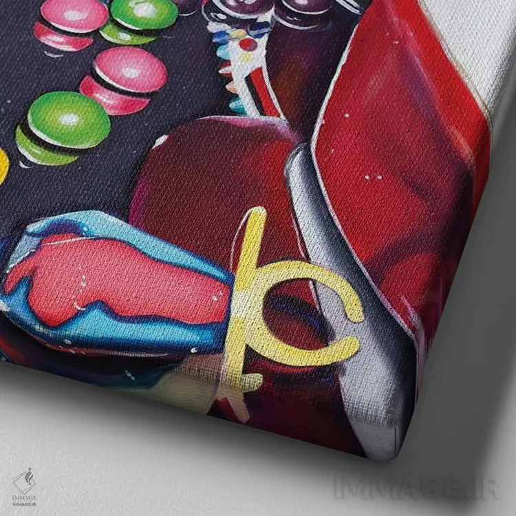 تابلو دکوراتیو کفش های لابوتن و آب نبات حلقه ای اثر جولیا رایان - نمای نزدیک بافت بوم