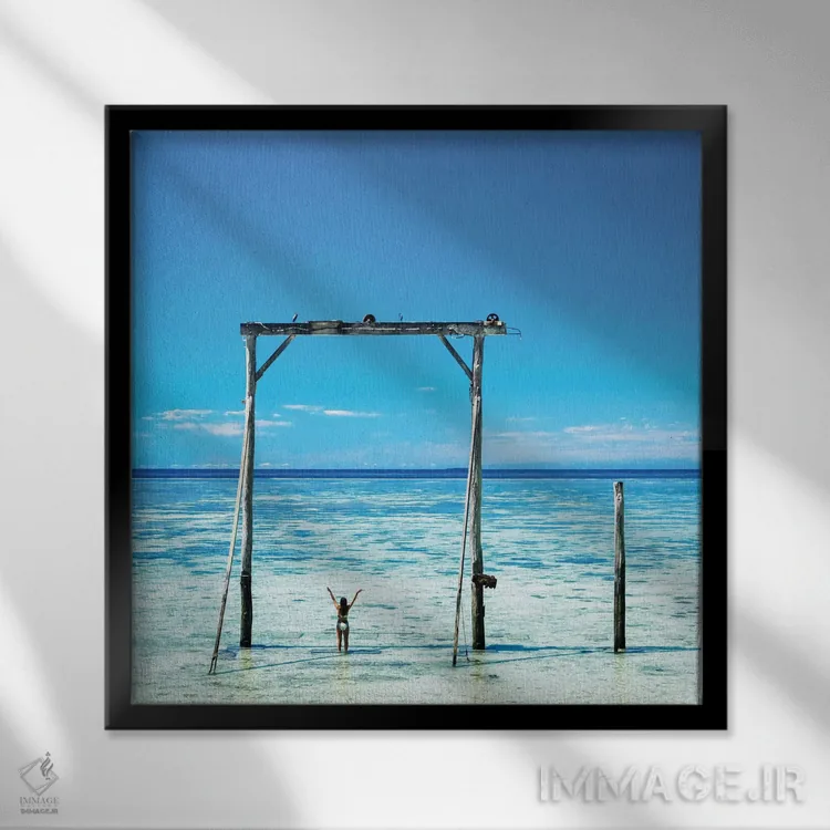 تابلو دکوراتیو دختر هیجان زده در سفر به دیواره بزرگ مرجانی اثر جیمز وودیکا - نمای قابدار مشکی