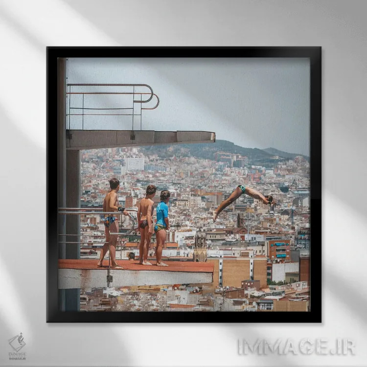 تابلو دکوراتیو غواصان بارسلونا اثر جیمز وودیکا - نمای قابدار مشکی