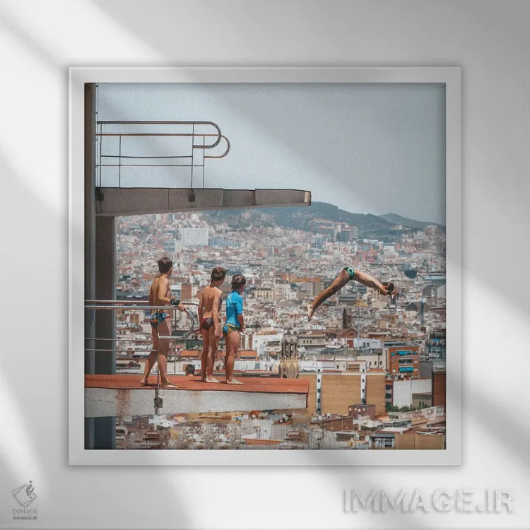 تابلو دکوراتیو غواصان بارسلونا اثر جیمز وودیکا - نمای قابدار سفید