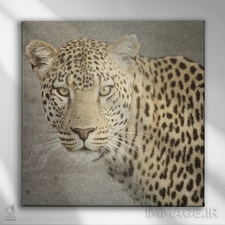 تابلو دکوراتیو خدا پناه ماست پلنگ نسخه دوم اثر کیمبرلی آلن - نمای روبهرو روی دیوار