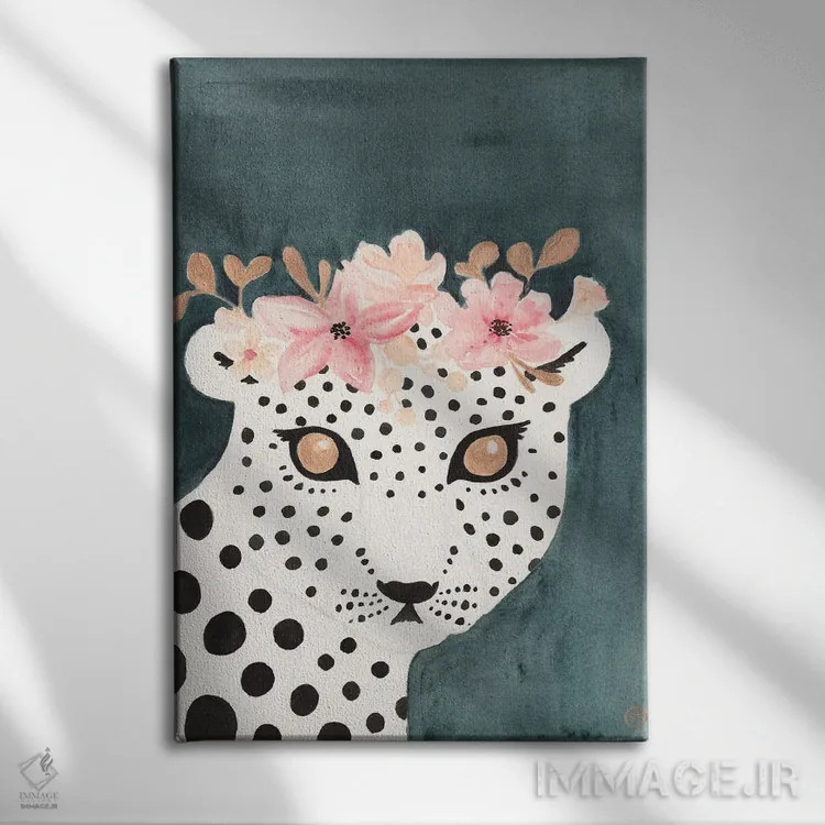 تابلو دکوراتیو پلنگ با تاج گل اثر کریتینگ تارین - نمای روبهرو روی دیوار