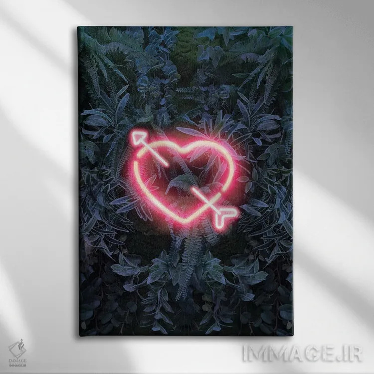 تابلو دکوراتیو قلب نئونی در جنگل اثر امانوئلا کاراتونی - نمای روبهرو روی دیوار
