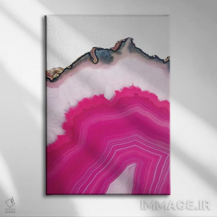 تابلو انتزاعی برش عقیق صورتی اثر امانوئلا کاراتونی - نمای روبهرو روی دیوار