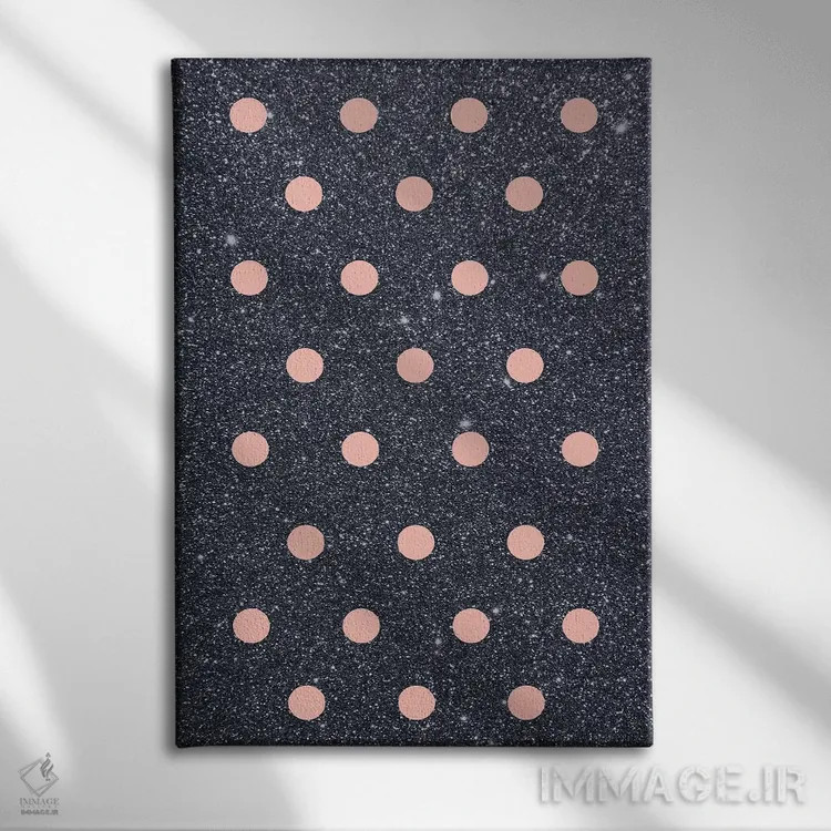 تابلو مینیمال نقاط صورتی روی پس زمینه براق اثر امانوئلا کاراتونی - نمای روبهرو روی دیوار