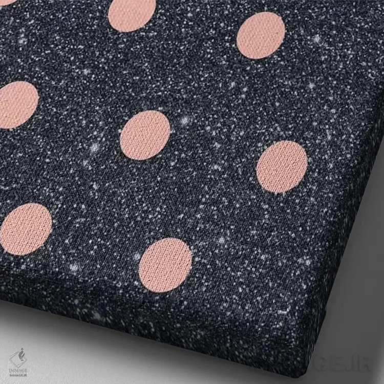 تابلو مینیمال نقاط صورتی روی پس زمینه براق اثر امانوئلا کاراتونی - نمای نزدیک بافت بوم