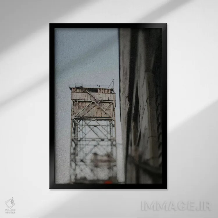 تابلو دکوراتیو کمربند زنگ زده اثر چلسیا ویکتوریا - نمای قابدار مشکی