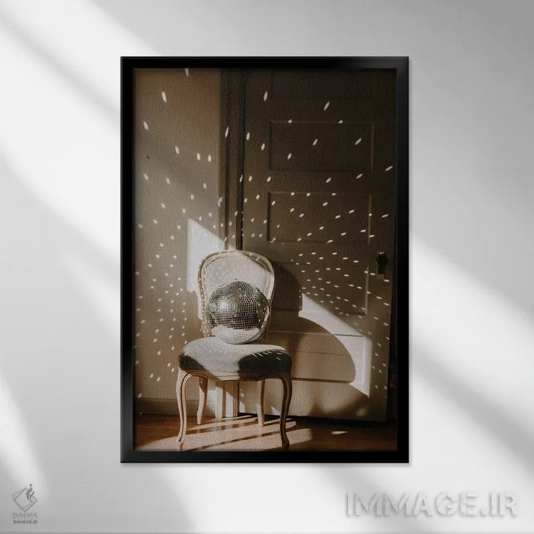 تابلو دکوراتیو چرخش دیسکو اثر چلسیا ویکتوریا - نمای قابدار مشکی