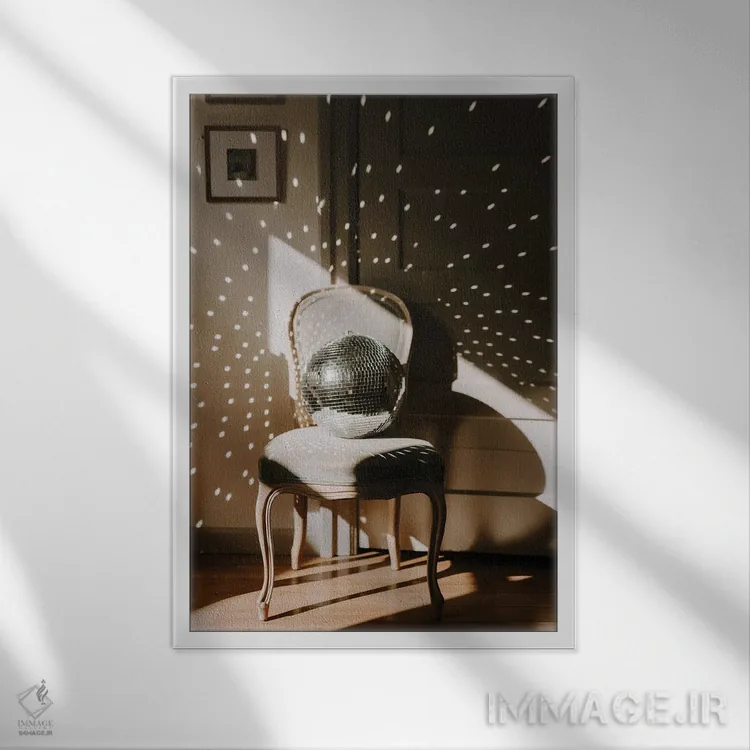 تابلو دکوراتیو گوی دیسکو اثر چلسیا ویکتوریا - نمای قابدار سفید