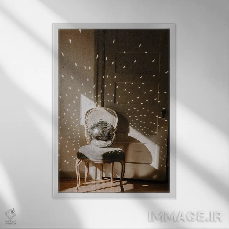 تابلو دکوراتیو چرخش دیسکو اثر چلسیا ویکتوریا - نمای قابدار سفید