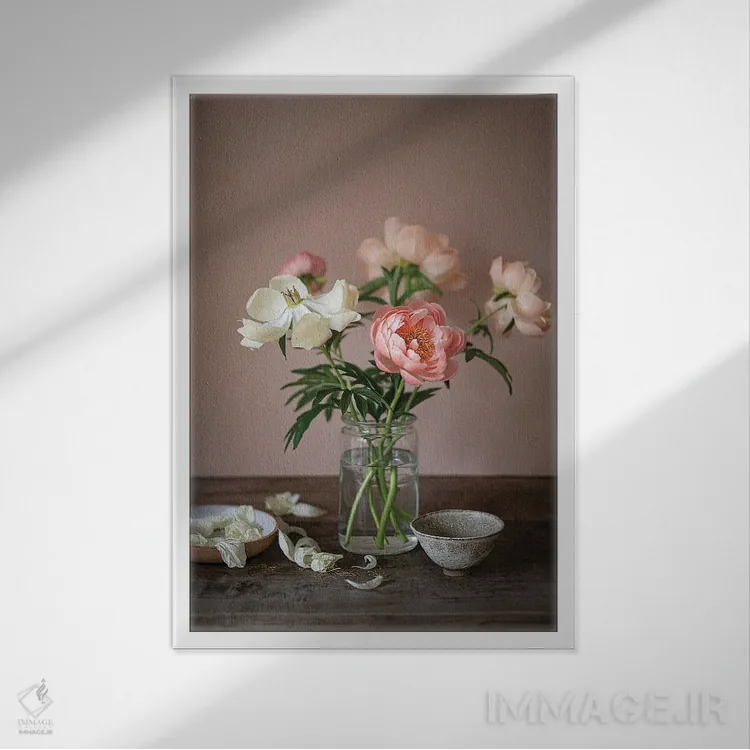 تابلو دکوراتیو گل صدتومانی کورال چارم اثر کورنلیا وبر - نمای قابدار سفید