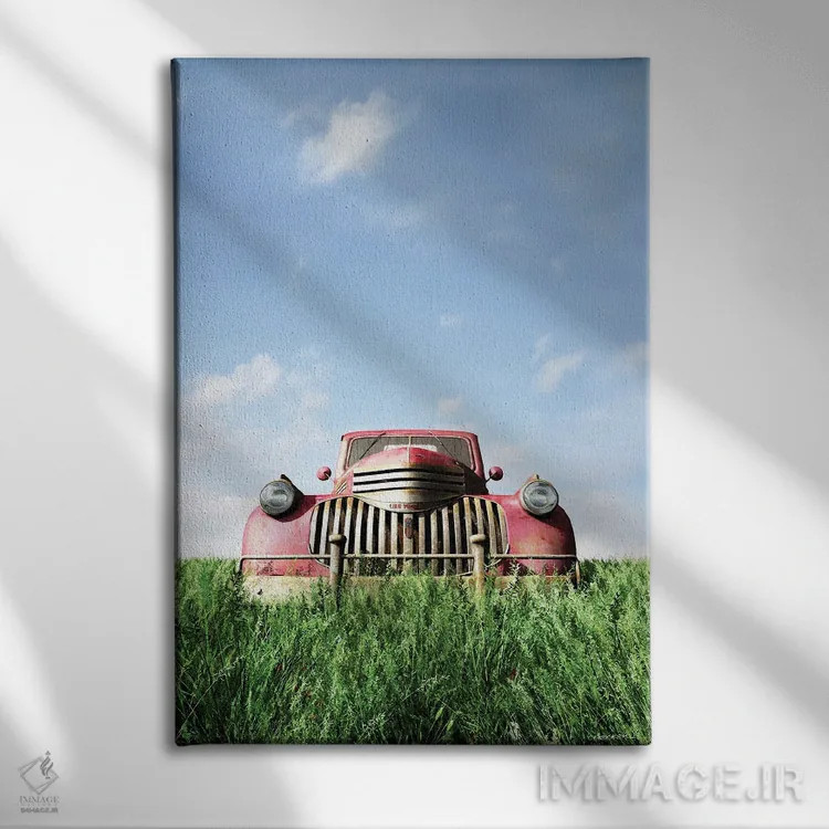تابلو دکوراتیو کامیون قرمز اثر سینتیا دکر - نمای روبهرو روی دیوار