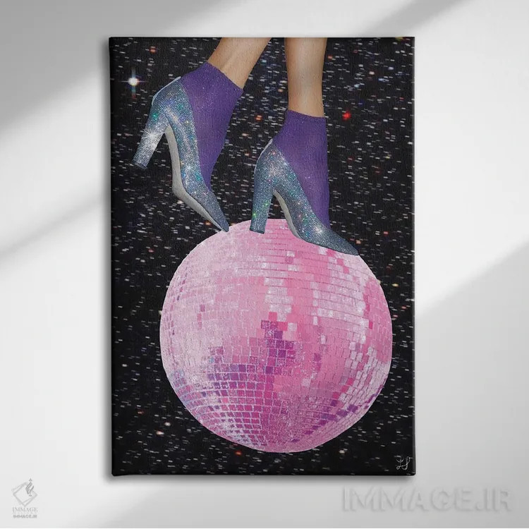 تابلو دکوراتیو رقصیدن زیر نور ماه اثر کروموآی - نمای روبهرو روی دیوار