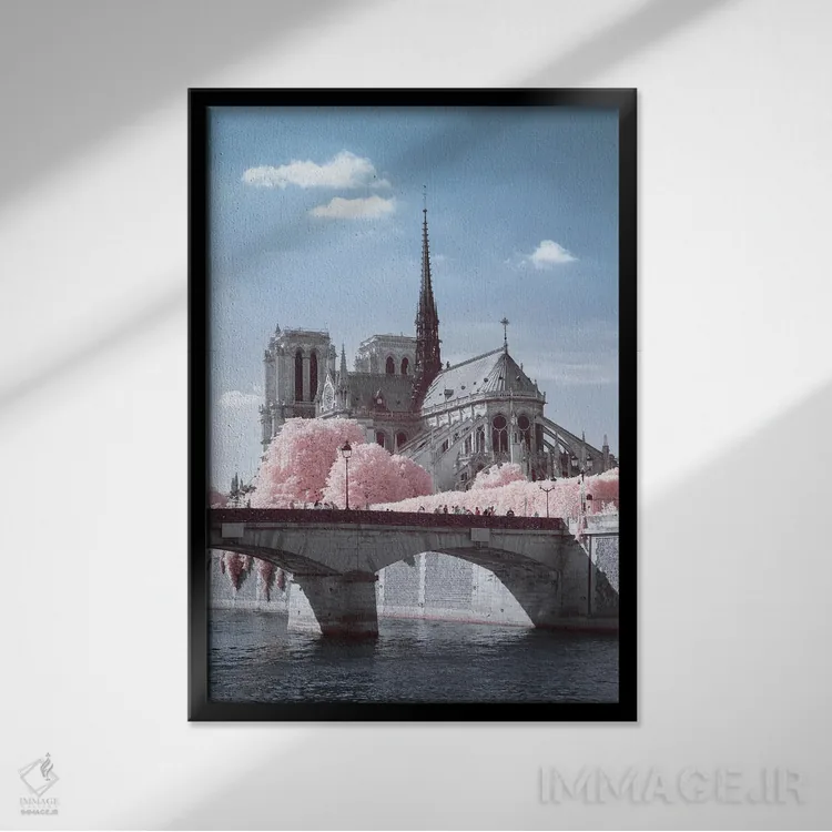 تابلو دکوراتیو نوتردام با فیلتر فروسرخ اثر دیوید کلاپ - نمای قابدار مشکی