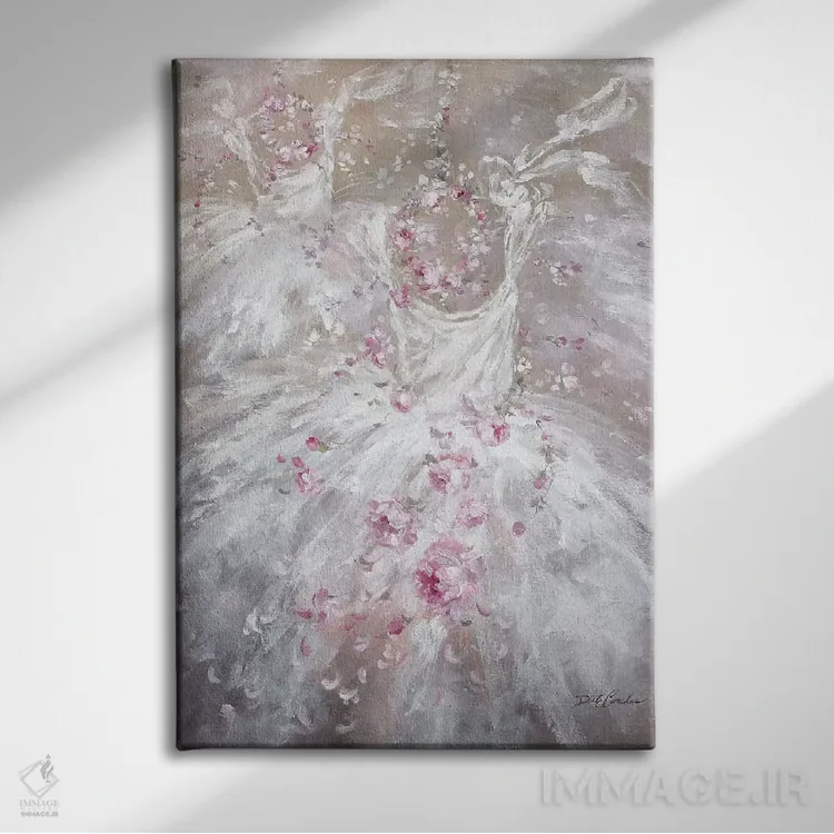 تابلو دکوراتیو دامن بالرین و تاج های رز II اثر دبی کولز - نمای روبهرو روی دیوار