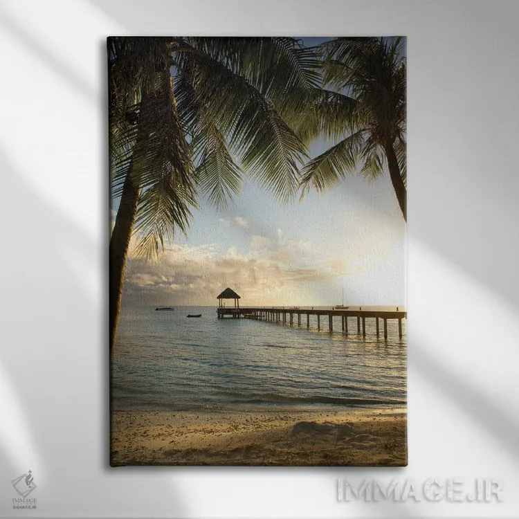 تابلو دکوراتیو اسکله و نخل اثر دانیتا دلیمنت - نمای روبهرو روی دیوار