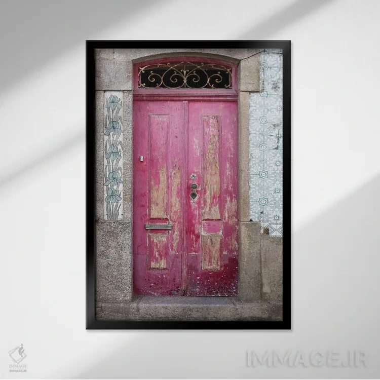 تابلو دکوراتیو درب پرتغالی اثر دانیتا دلیمنت - نمای قابدار مشکی