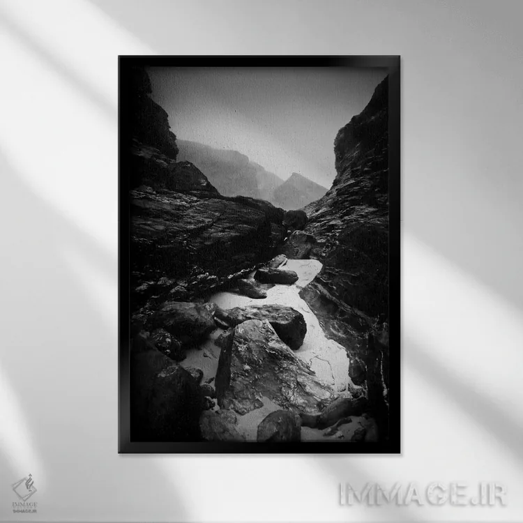 تابلو دکوراتیو دره اثر دوریت فوگ - نمای قابدار مشکی