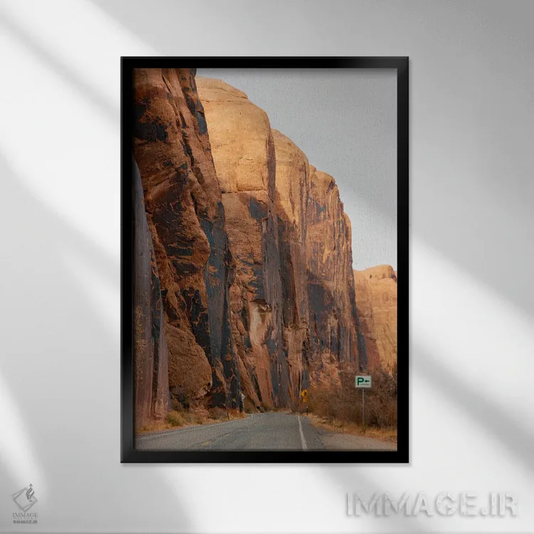 تابلو دکوراتیو پارکینگ اثر دنیل گارسیا - نمای قابدار مشکی