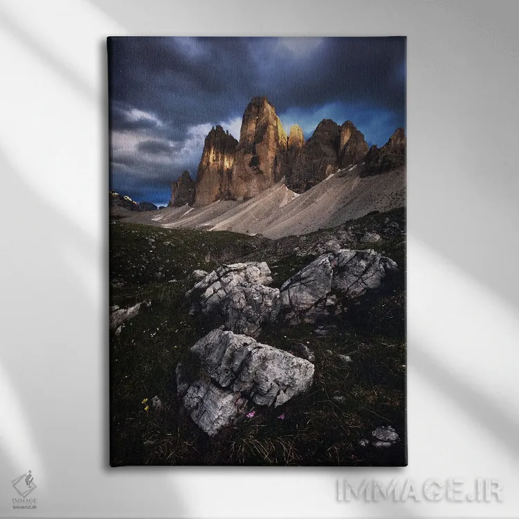 تابلو دکوراتیو نور دراماتیک در تره چیمه دی لاواردو اثر دنیل گاستاگر - نمای روبهرو روی دیوار