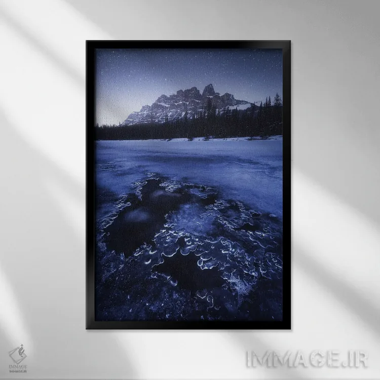 تابلو دکوراتیو شب یخبندان در کوه کسل آلبرتا اثر دنیل گاستاگر - نمای قابدار مشکی