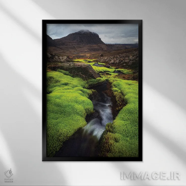 تابلو دکوراتیو تضاد سبز در غرب ایسلند اثر دنیل گاستاگر - نمای قابدار مشکی
