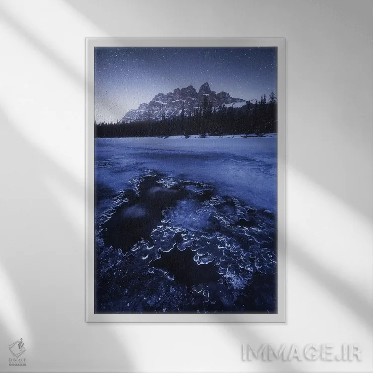 تابلو دکوراتیو شب یخبندان در کوه کسل آلبرتا اثر دنیل گاستاگر - نمای قابدار سفید