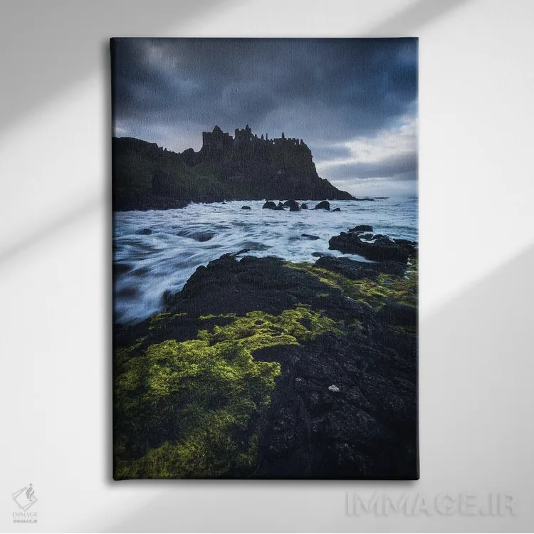 تابلو دکوراتیو ساحل رازآلود ایرلند شمالی اثر دنیل گاستاگر - نمای روبهرو روی دیوار