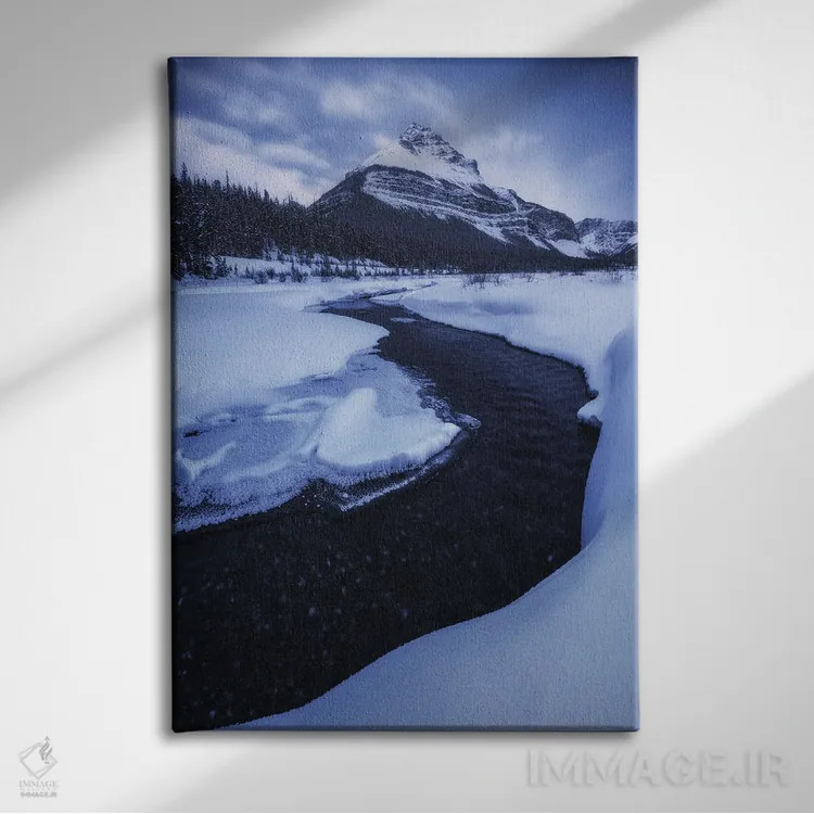 تابلو دکوراتیو ساعت آبی زمستانی در رشته کوه های راکی اثر دنیل گاستاگر - نمای روبهرو روی دیوار