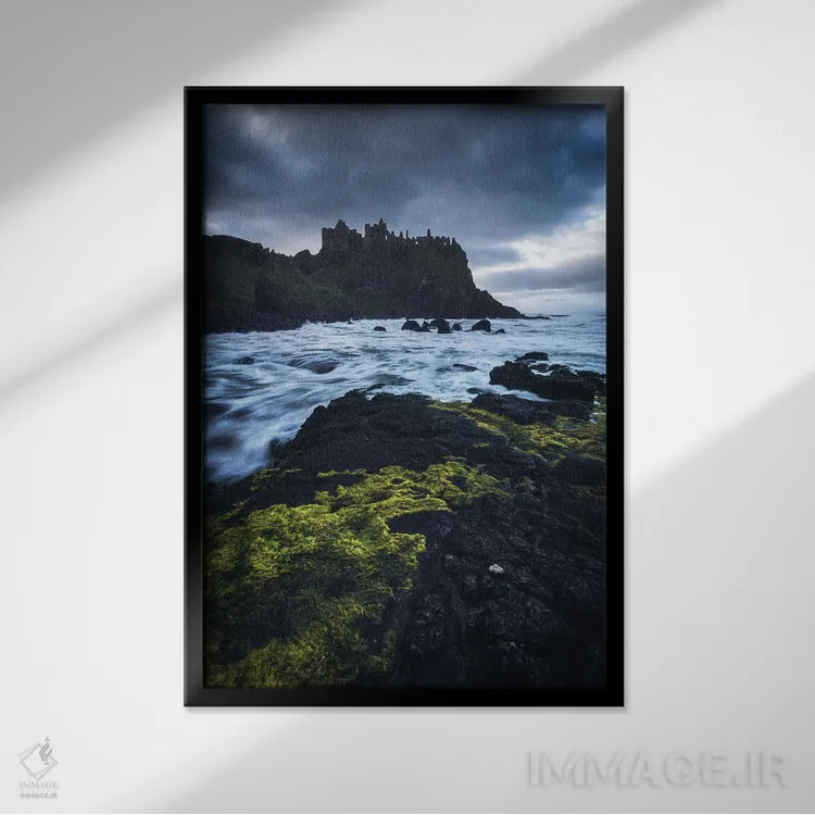 تابلو دکوراتیو ساحل رازآلود ایرلند شمالی اثر دنیل گاستاگر - نمای قابدار مشکی
