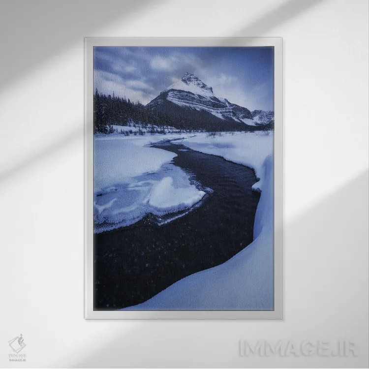 تابلو دکوراتیو ساعت آبی زمستانی در رشته کوه های راکی اثر دنیل گاستاگر - نمای قابدار سفید
