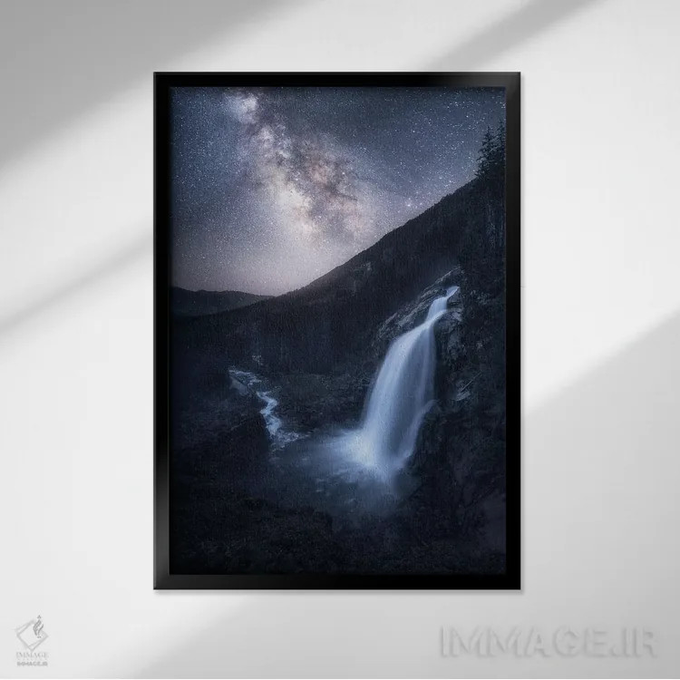 تابلو دکوراتیو راه شیری بر فراز آبشاری بزرگ در اتریش اثر دنیل گاستاگر - نمای قابدار مشکی