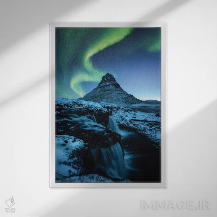 تابلو دکوراتیو رقص شفق قطبی بر فراز کوه کرکیوفل اثر دنیل گاستاگر - نمای قابدار سفید