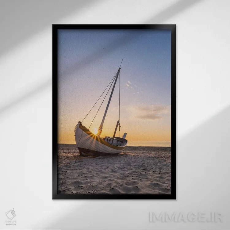 تابلو دکوراتیو ساعت طلایی در ساحل ماهیگیری دانمارک اثر دنیل گاستاگر - نمای قابدار مشکی