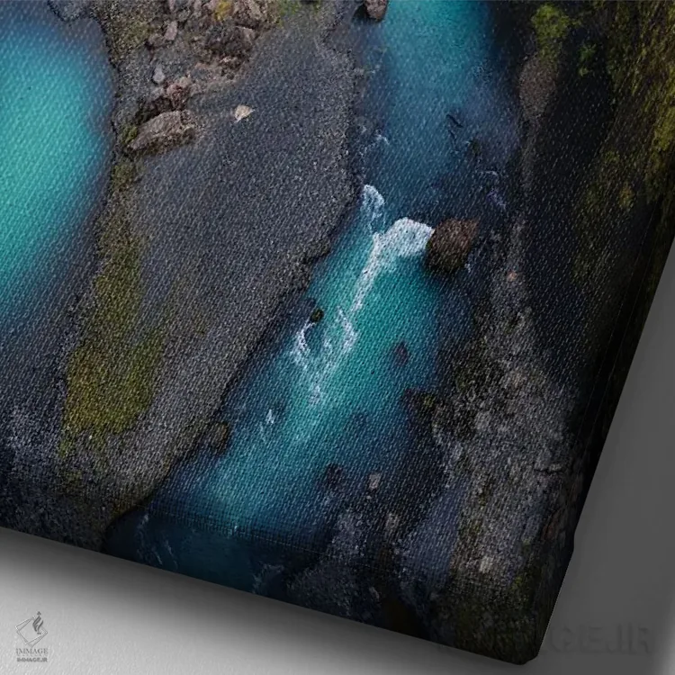 تابلو دکوراتیو رودخانه آبی ارتفاعات ایسلند اثر دنیل گاستاگر - نمای نزدیک بافت بوم