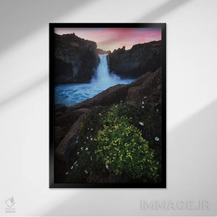 تابلو دکوراتیو طلوع تابستانی در الدی یارفوس در شمال ایسلند اثر دنیل گاستاگر - نمای قابدار مشکی