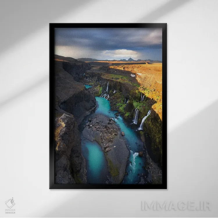 تابلو دکوراتیو رودخانه آبی ارتفاعات ایسلند اثر دنیل گاستاگر - نمای قابدار مشکی