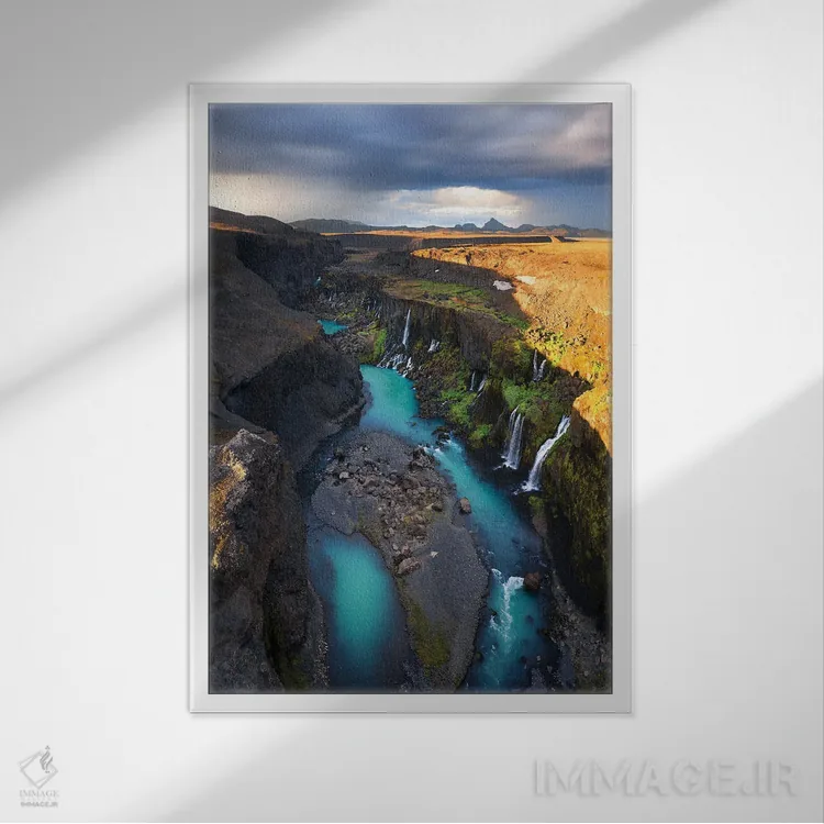 تابلو دکوراتیو رودخانه آبی ارتفاعات ایسلند اثر دنیل گاستاگر - نمای قابدار سفید