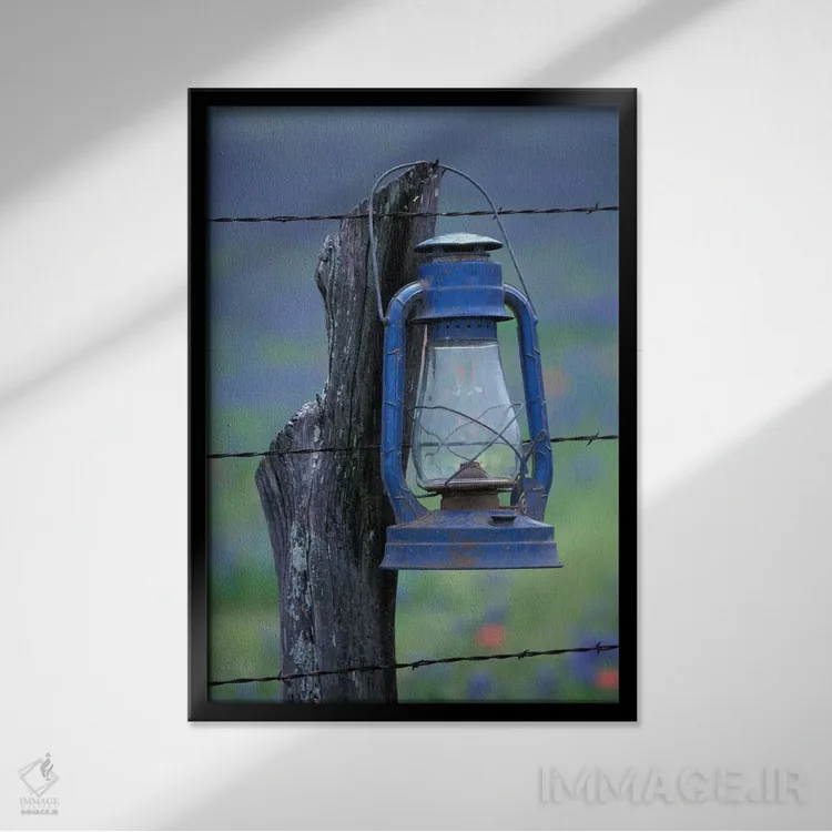تابلو دکوراتیو Lytle, Texas, USA,فانوس آبی آویزان بر تیرک سیم خاردار، لیتل… اثر دارل گالین - نمای قابدار مشکی