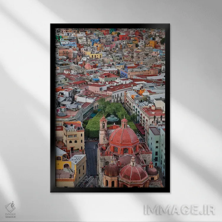 تابلو دکوراتیو گواناخواتو در مکزیک مرکزی. نمای شهر در نور عصر با ساختمان ها… اثر دارل گالین - نمای قابدار مشکی