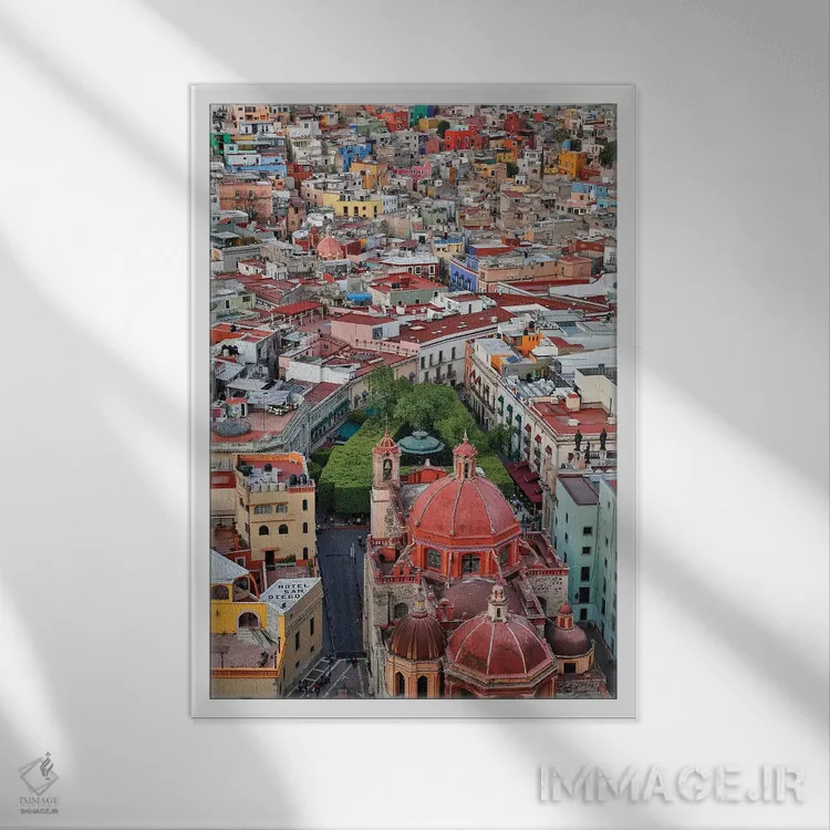 تابلو دکوراتیو گواناخواتو در مکزیک مرکزی. نمای شهر در نور عصر با ساختمان ها… اثر دارل گالین - نمای قابدار سفید