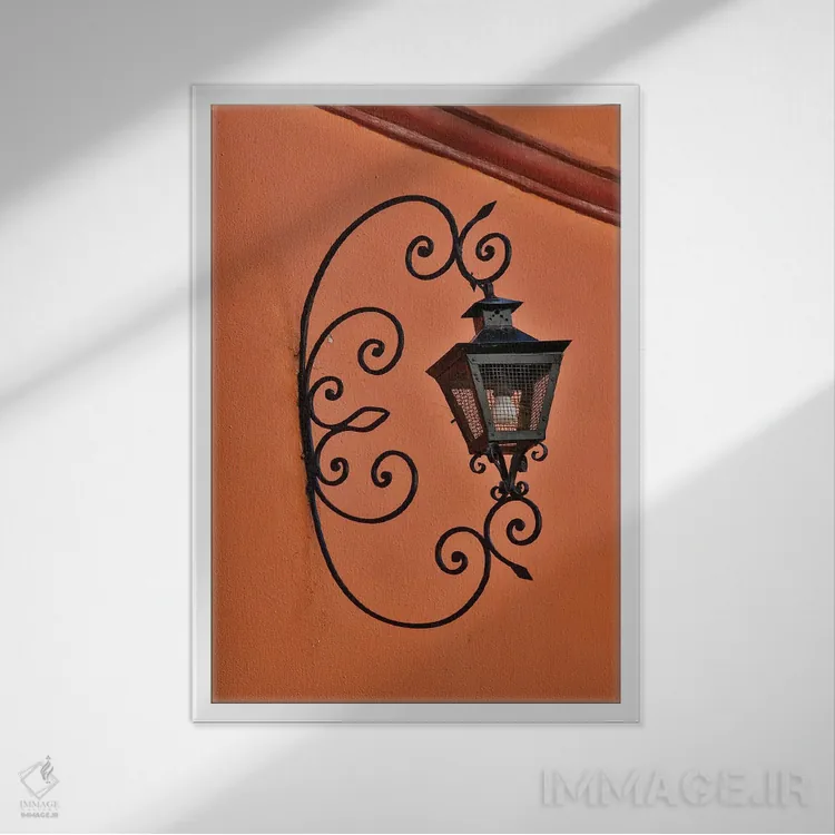 تابلو دکوراتیو سن میگل د آلنده، مکزیک. فانوس و سایه روی ساختمان های رنگارنگ اثر دارل گالین - نمای قابدار سفید